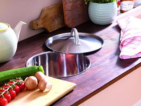 Un cubo de basura para la encimera con una olla de IKEA