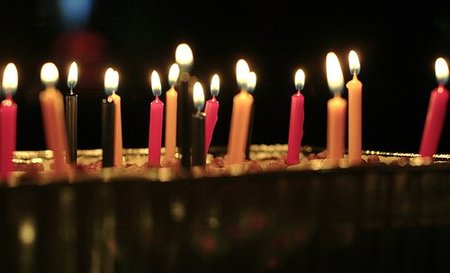 Si eres famoso, morirás después de tu cumpleaños: retrasar la muerte para participar en eventos sociales