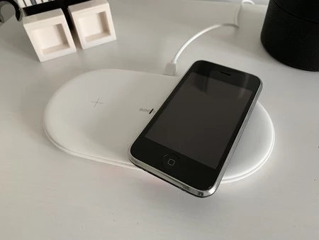 PowerAIR には、互換性のある 2 台の iPhone をワイヤレス充電できるスペースがあります (写真の iPhone 3G にはありません)。