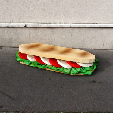 Un artista francés convierte colchones desechados en obras de arte