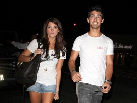 Joe Jonas piensa en boda... Ashley ¡huye mientras puedas!