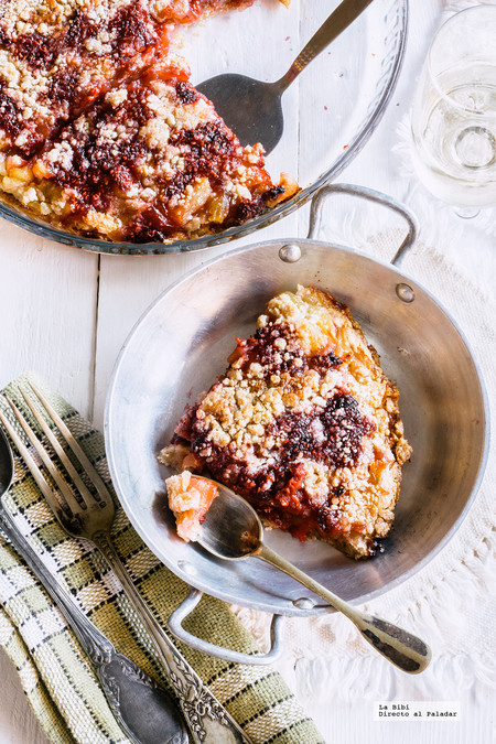 Crumble de manzana y frambuesas. Receta sencilla de postre