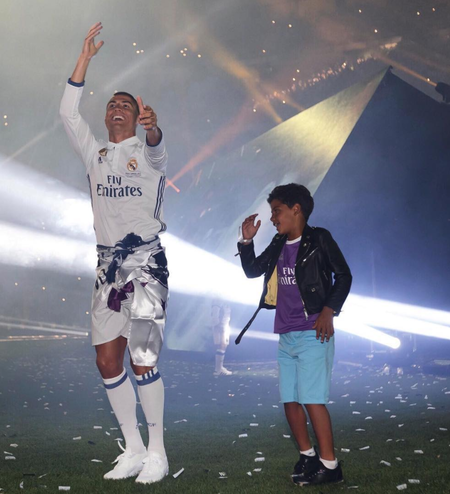 Cristiano Ronaldo celebra su mejor título: papá de gemelos