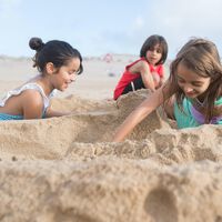 11 ideas de juegos en la arena y en la playa para jugar con niños en vacaciones
