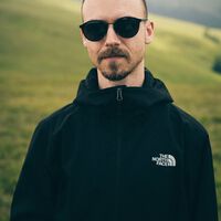 El Corte Inglés tiene el cortavientos perfecto para esta bajada de temperaturas: lo firma The North Face y a mitad de precio  