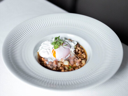 En Candeli Tambien Usan La Parmentier De Yuca En El Fondo De Unas Setas Con Huevo Poche