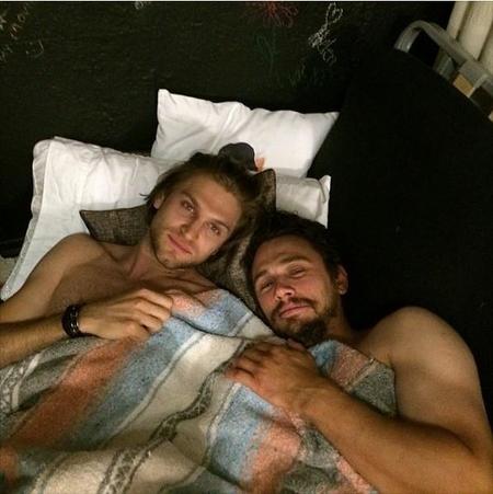 ¿Qué hace James Franco metido en la cama y desnudo con Keegan Allen?