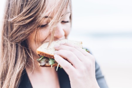 La ansiedad repercute en tu dieta: los mejores consejos para controlarla
