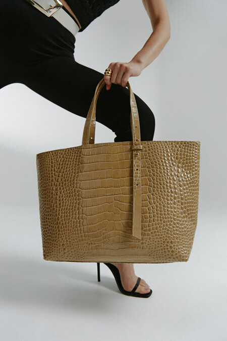 Bolso Shopping Bag De Piel Grabada Coco Beige Leandra Imagen Modelo 2 460x