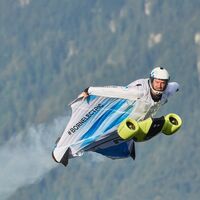 BMW ya permite volar: diseña un 'traje de ardilla' unido a un sistema de propulsión eléctrico... y ya lo han probado