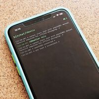 He probado Bitchat, la alternativa a WhatsApp del creador de Twitter que no necesita internet. Es tan diferente que dudo de su futuro