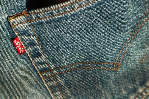 Últimas tallas en el outlet de El Corte Inglés: estrena vaqueros Levi's con hasta un 70% de descuento   