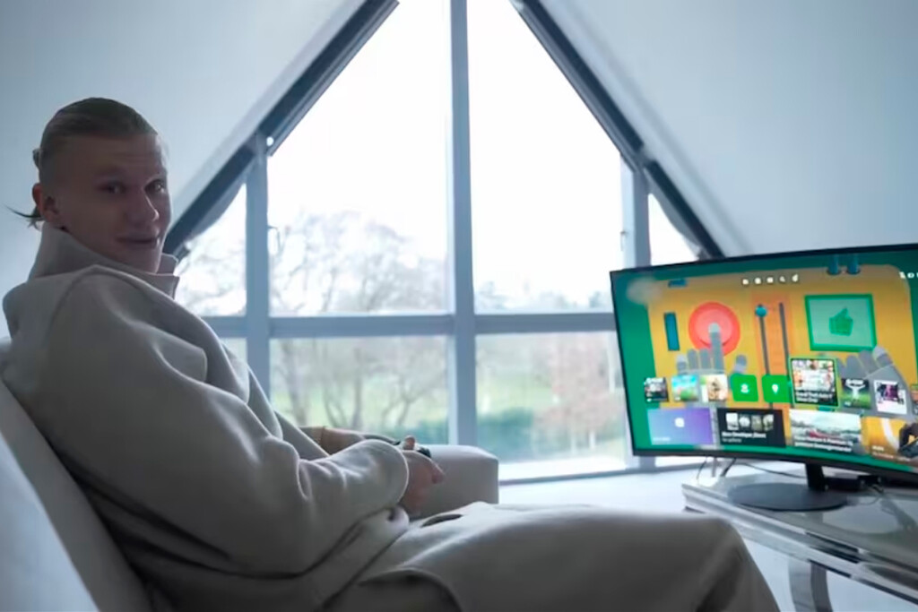 Erling Haaland junto a su consola Xbox