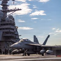 El mayor portaaviones de EEUU sale de Irán con un problema de heces, sin lavandería y con sus soldados durmiendo en el suelo