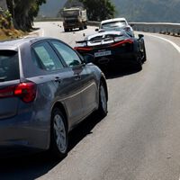 Un prototipo de Bugatti Tourbillon recorría Sierra Nevada hasta que fue embestido por un Polo. El vídeo del momento duele tanto que se ha hecho viral