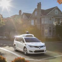 Waymo quiere que te des una vuelta en uno de sus Chrysler Pacifica Hybrid autónomos en Phoenix