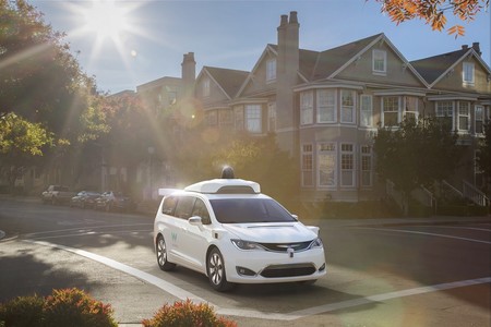 Waymo quiere que te des una vuelta en uno de sus Chrysler Pacifica Hybrid autónomos en Phoenix