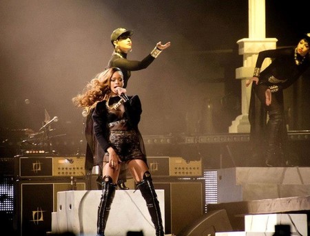 Hay gente a la que lanzan rosas y luego esta Rihanna a la que lanzan patatas fritas