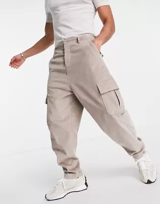 Pantalones tapered extragrandes con bolsillos cargo de pana de ASOS DESIGN
