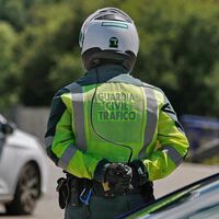 La Guardia Civil pilla a un menor de 13 años llevando a su padre en una moto de 1.200 cc