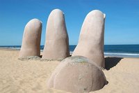 Monumento al hombre emergiendo a la vida en Punta del Este (Uruguay)