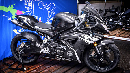 Una BMW G 310 RR de carbono se ha mostrado en Japón y podría ser el teaser de la deportiva pequeña de BMW