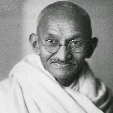 Gandhi, cinco veces nominado al Nobel: "La felicidad se alcanza cuando lo que uno piensa, lo que uno dice y lo que uno hace están en armonía" 