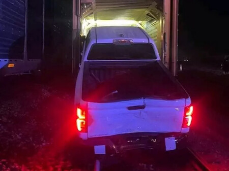 Chevy Silverado Roabdo Desde Un Tren 03