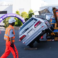 En Japón existe una competición de grúas: no gana quien más coches se lleva, sino quien los rescata sin causarles más daños