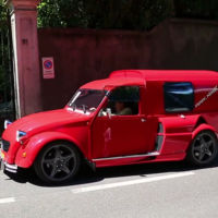 La Citroën 2CV Furgoneta con alma de Ferrari F355 cabalga de nuevo