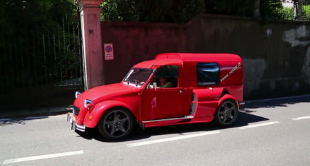 La Citroën 2CV Furgoneta con alma de Ferrari F355 cabalga de nuevo