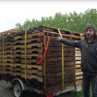 Parece un remolque lleno de tarimas, pero adentro se encuentra un cuarto de espionaje sorprendente  