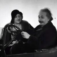 Un vídeo perdido de 1931 desmiente la versión de que Albert Einstein ni quería ni sabía conducir. Fue un entrañable truco de Hollywood 