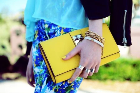 Añádele color a tu outfit con tus complementos
