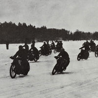 ¿Pensabas que las carreras sobre hielo eran un invento moderno? Pues no, Husqvarna ya las dominaba en 1935