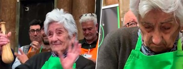 En Génova celebran el concurso mundial de pesto al mortero. En 2026, lo ha ganado una señora de 86 años: Carla Pensa 