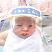 Así son las minipantallas faciales para proteger a los bebés del coronavirus en Tailandia
