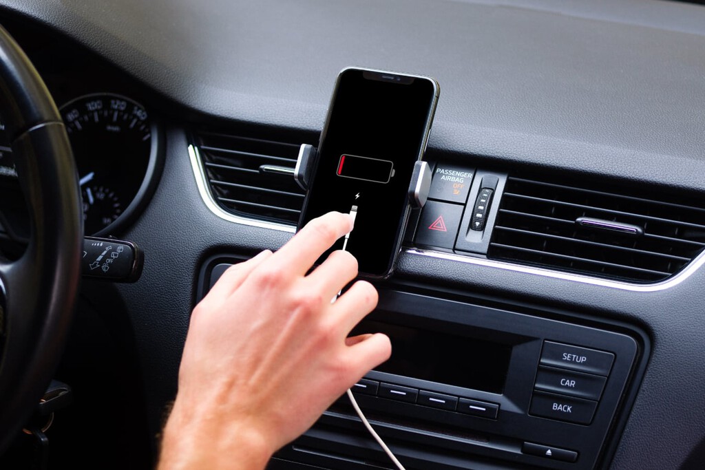 Tener el iPhone enchufado horas y que tenga casi la misma batería: el USB del coche tiene limitaciones (y no es por culpa del cable)
