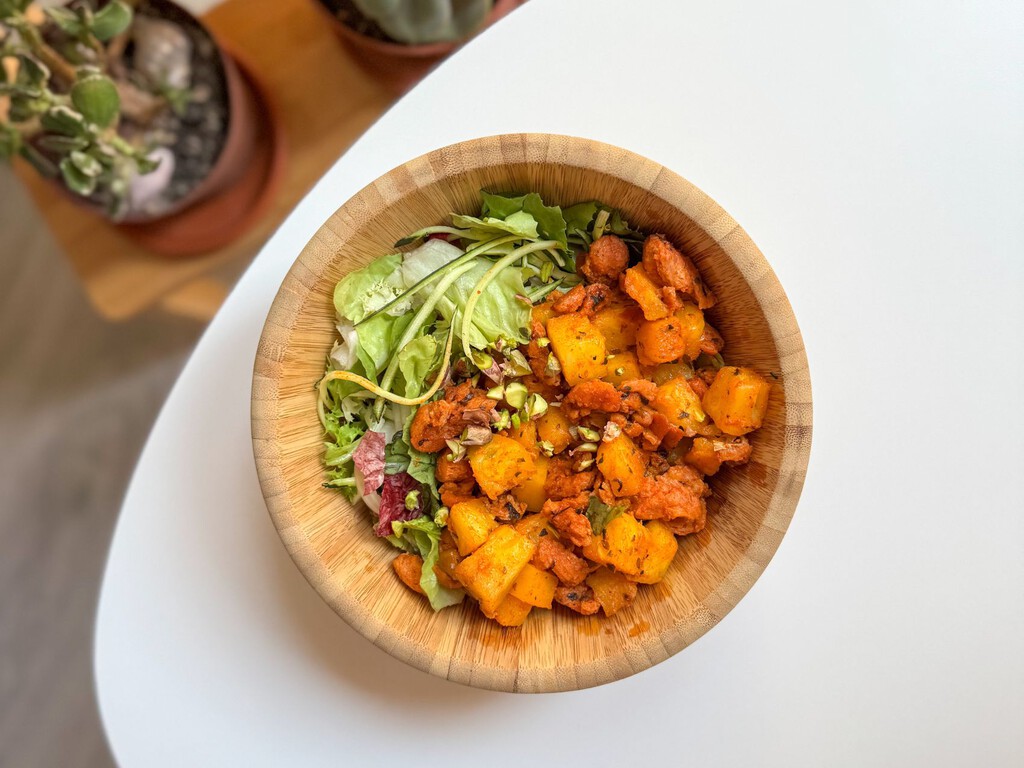 Para no pasar calor en la cocina: la ensalada tibia de zorza y piña a la sartén que me soluciona la cena en 5 minutos este verano