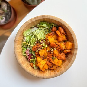Para no pasar calor en la cocina: la ensalada tibia de zorza y piña a la sartén que me soluciona la cena en 5 minutos este verano  