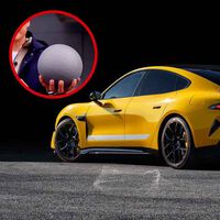 El CEO de Xiaomi ha lazando una sandía desde un sexto piso para demostrar que la batería de su coche eléctrico es irrompible