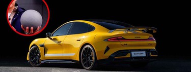 El CEO de Xiaomi ha lazando una sandía desde un sexto piso para demostrar que la batería de su coche eléctrico es irrompible