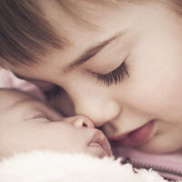 El emotivo e inolvidable momento en que ves a tus hijos juntos por primera vez