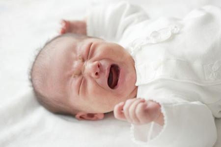 Bebés que molestan a sus vecinos: una madre cuelga en Facebook una carta anónima quejándose del llanto de su hijo
