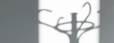 El perchero móvil de diseño retro que además es zapatero, y decora tanto como pone orden en los pisos más pequeños 