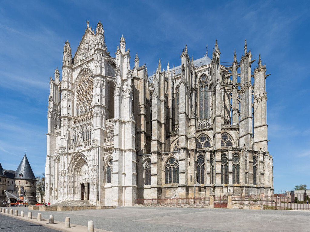 La catedral más alta del mundo está en Francia. Aunque en realidad son dos diferentes, y ninguna está en París 