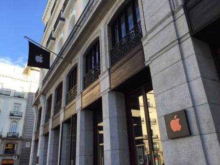 La Apple Store de Sol se viste de rojo para conmemorar el día mundial del Sida