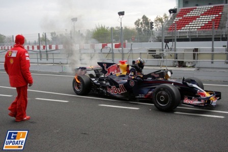 Los frenos traseros del Red Bull en llamas