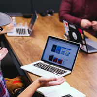 Sabíamos que la IA generaría nuevos empleos que antes no existían. Lo que no esperábamos es que fuera arreglando sus pifias