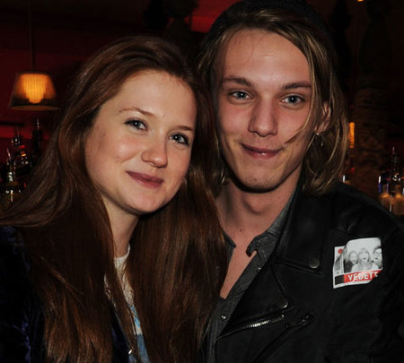Bonnie Wright y Jamie Campbell Bower confirman que son novios